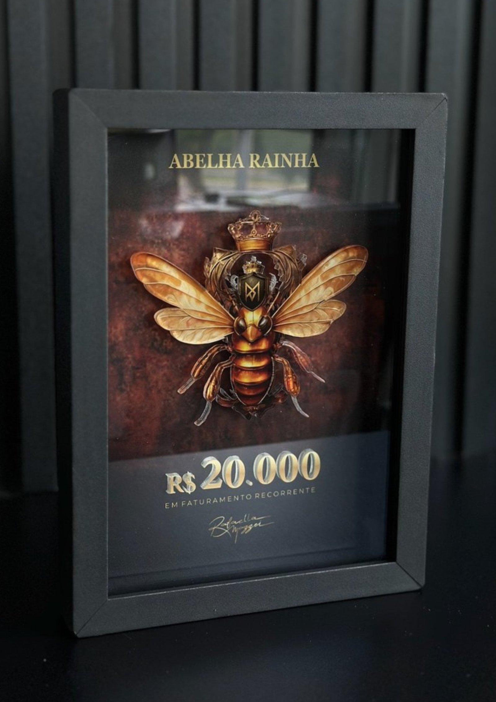 Placa 20k, Abelha Rainha